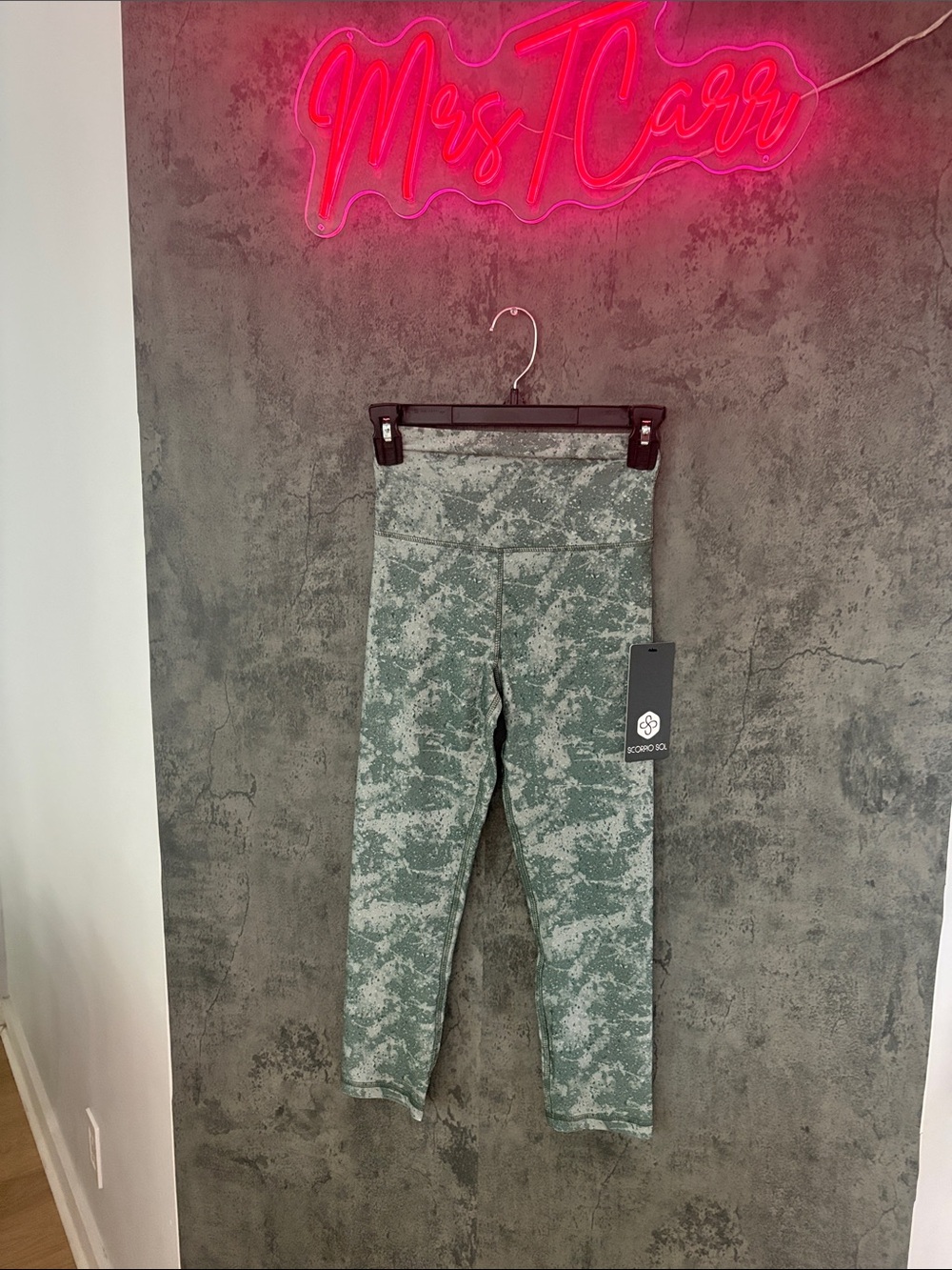 Scorpio Sol Camo Leggings - Green Gray Cropped